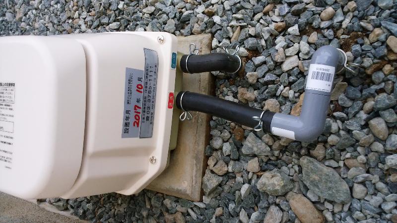 取り換え後のブロアー日東工器LAG-80B(右)