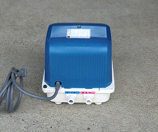 エアーポンプ テクノ高槻DUO-80(左)/消臭剤付き
